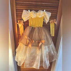 Little girls Princess Belle dress. Size 5/7. Matching velvet sleeve/gloves.